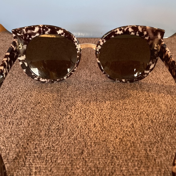 Quay sunglasses cat-eye. Perfect condition! No bothersome plastic nose grips - Picture 3 of 6